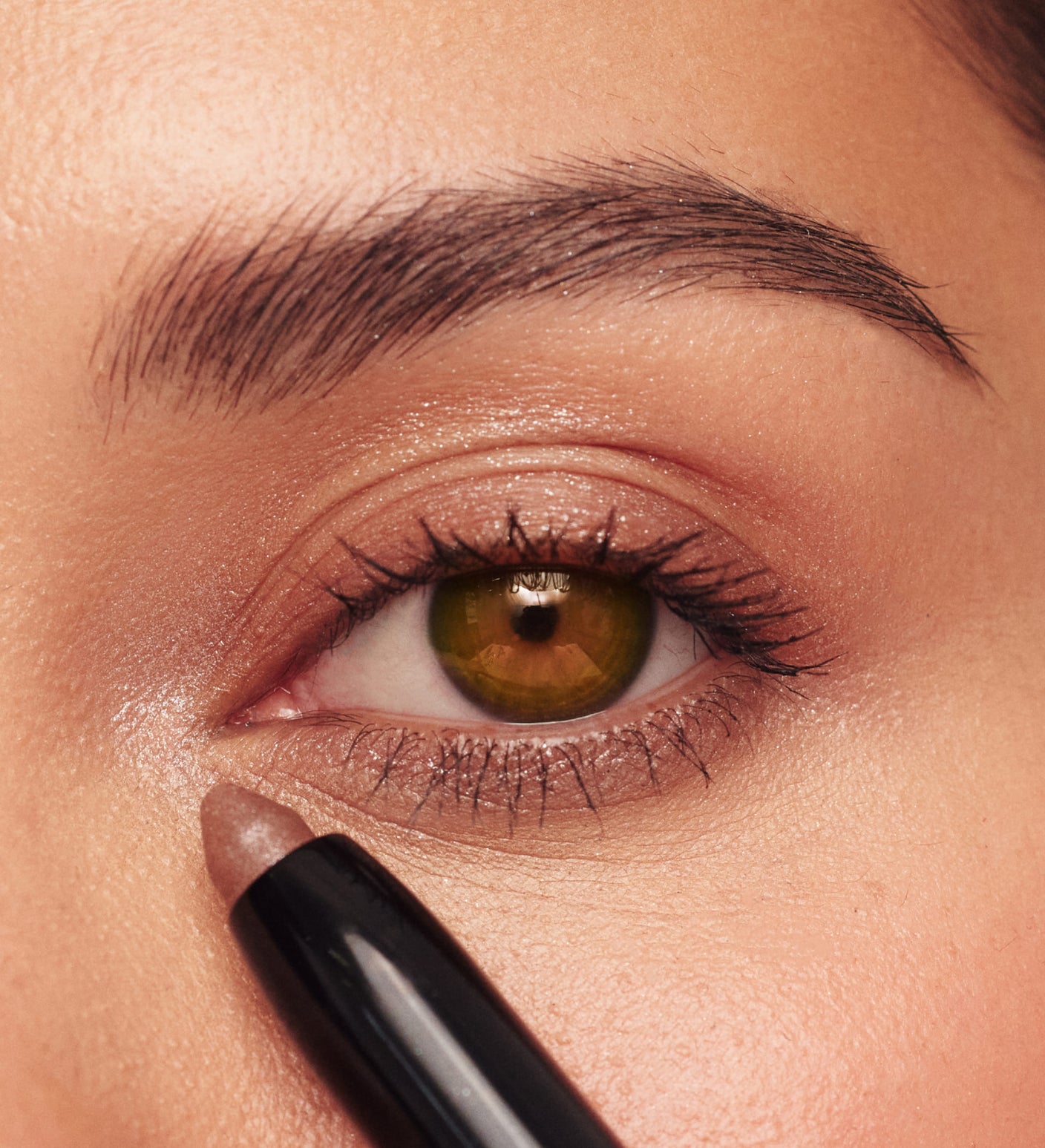 Eye Perfecting Shimmer Stick in Bronze aus The Summer Set am Auge aufgetragen