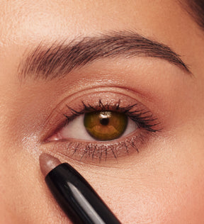 Eye Perfecting Shimmer Stick in Bronze aus The Summer Set am Auge aufgetragen