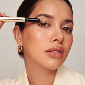 Meroda Cosmetics Mini Eye Shimmer Set Anwendung im Farbton Champagne am Model für einen strahlenden Glanz