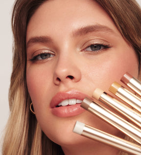 Meroda Cosmetics Eye Perfecting Shimmer Stick Duo mit Model, das schimmernden Lidschatten trägt und verschiedene Nuancen hält