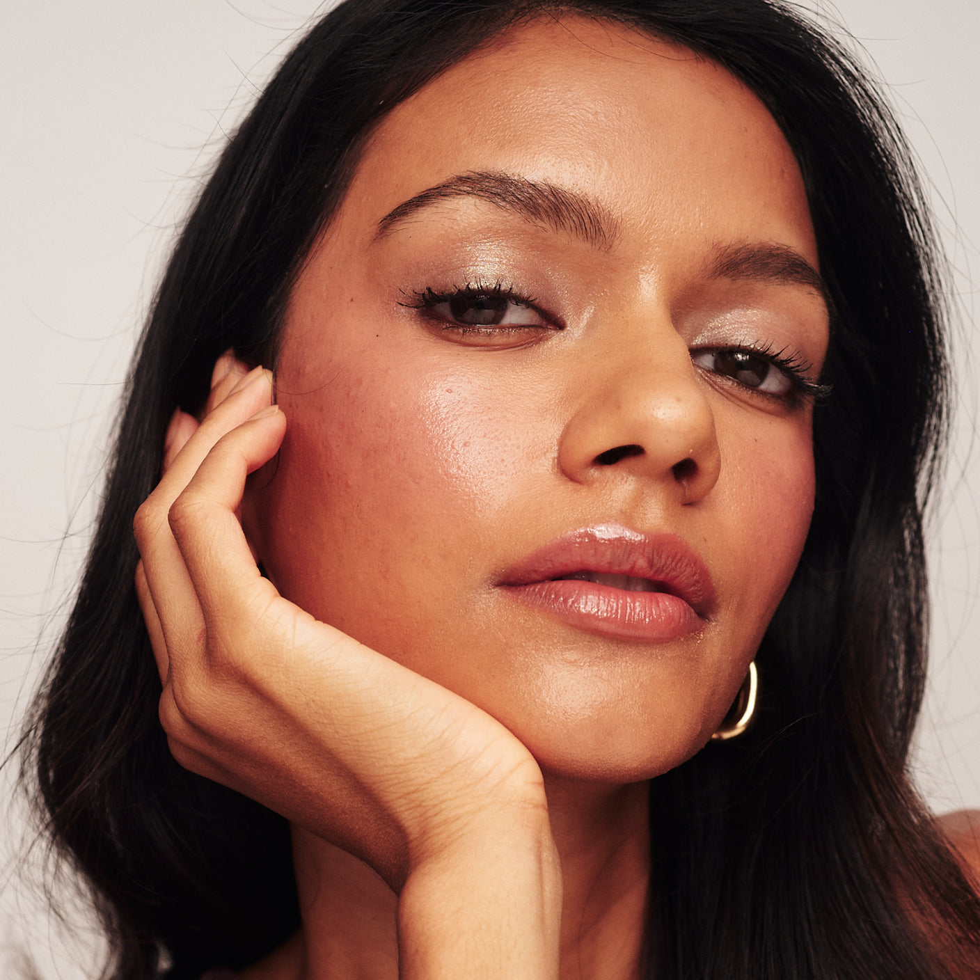 Pearl Eye Perfecting Shimmer Stick im The No-Makeup Makeup Kit für einen strahlenden, frischen Glow.