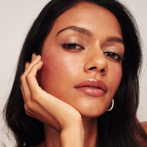 Pearl Eye Perfecting Shimmer Stick im The No-Makeup Makeup Kit für einen strahlenden, frischen Glow.