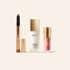 The Summer Set mit Changing Foundation, Eye Perfecting Shimmer Stick und Vibrant Cheeks Liquid Blush in Gold.