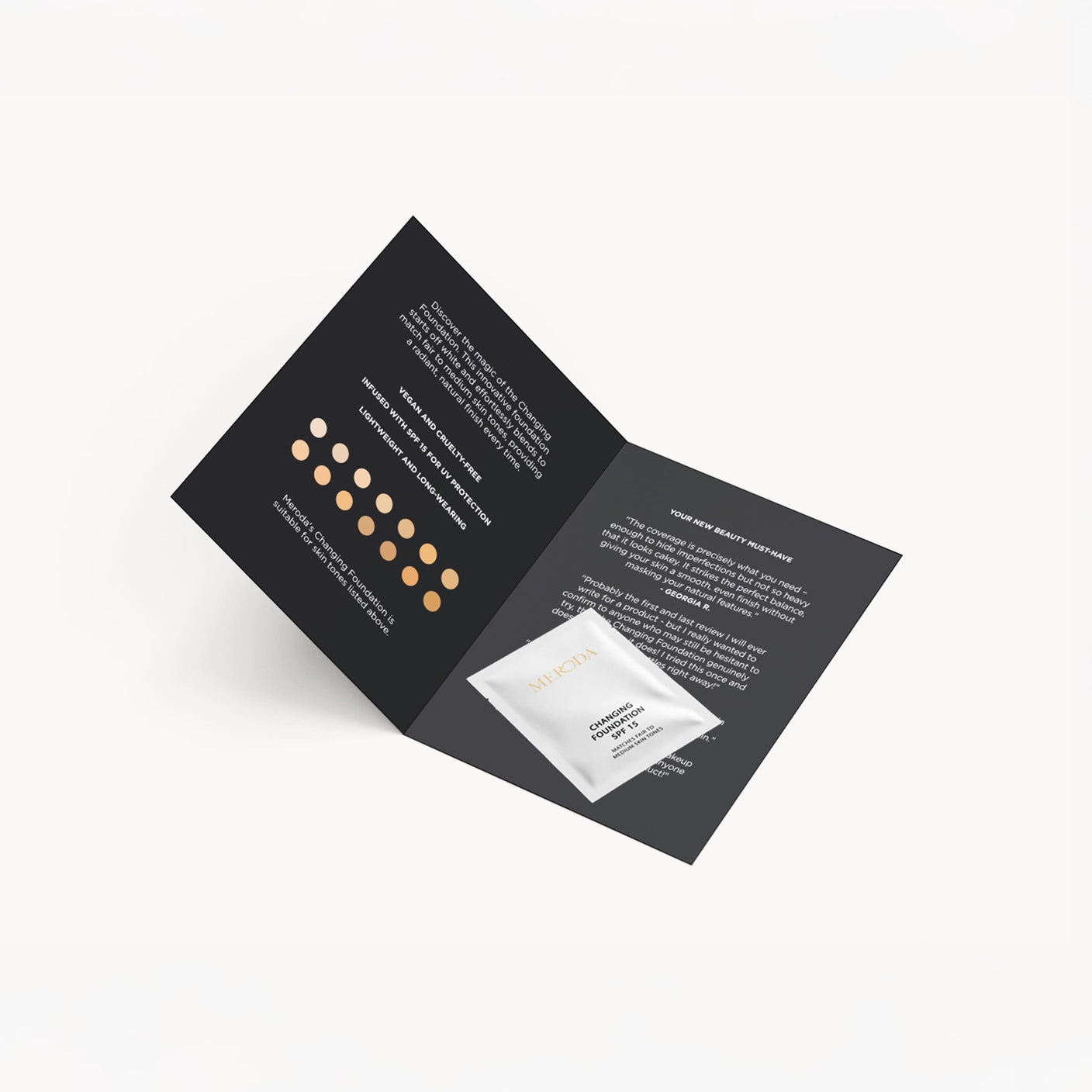Changing Foundation Sample 1.5 ml Sachet auf schwarzer Informationsbroschüre mit Swatches und Kundenbewertungen