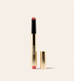 Hydrating Lip Tint im Farbton Peachy Rose zeigt die geschmeidige, balsamartige Formel für gepflegte Lippen.