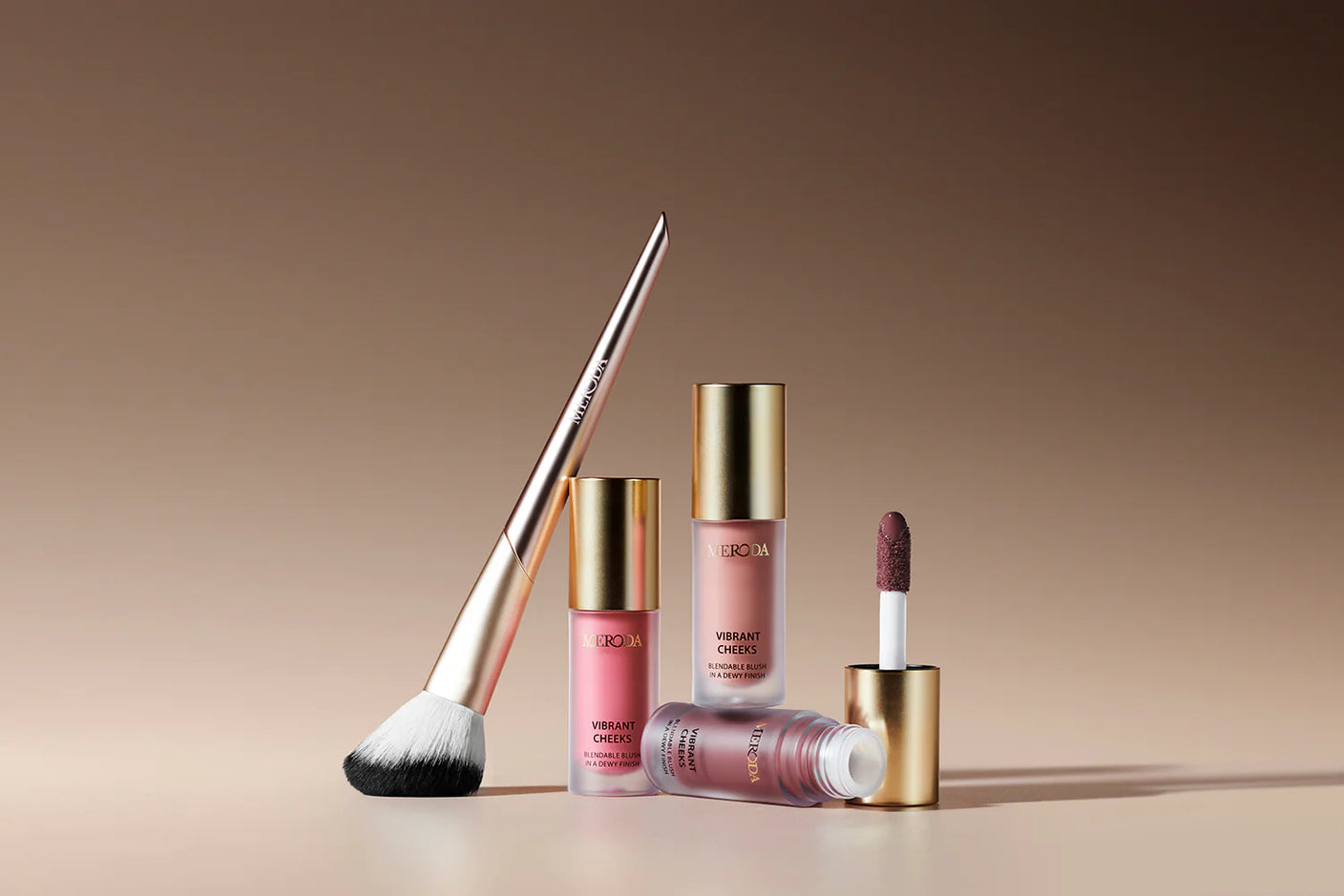 Meroda Cosmetics Vibrant Cheeks Blush Brush zusammen mit Vibrant Cheeks Liquid Blush Flaschen präsentiert