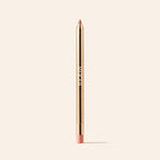 Signature Lip Pencil in Perfect Nude mit goldenem Metallgehäuse und feiner Spitze auf cremefarbenem Hintergrund.