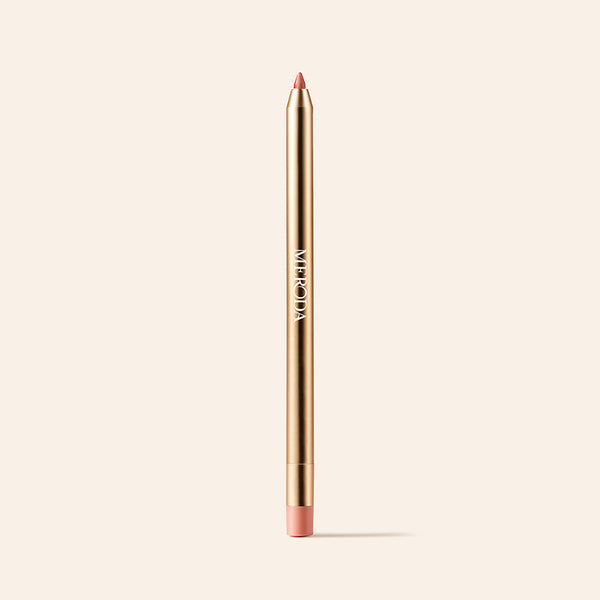Signature Lip Pencil in Perfect Nude mit goldenem Metallgehäuse und feiner Spitze auf cremefarbenem Hintergrund.