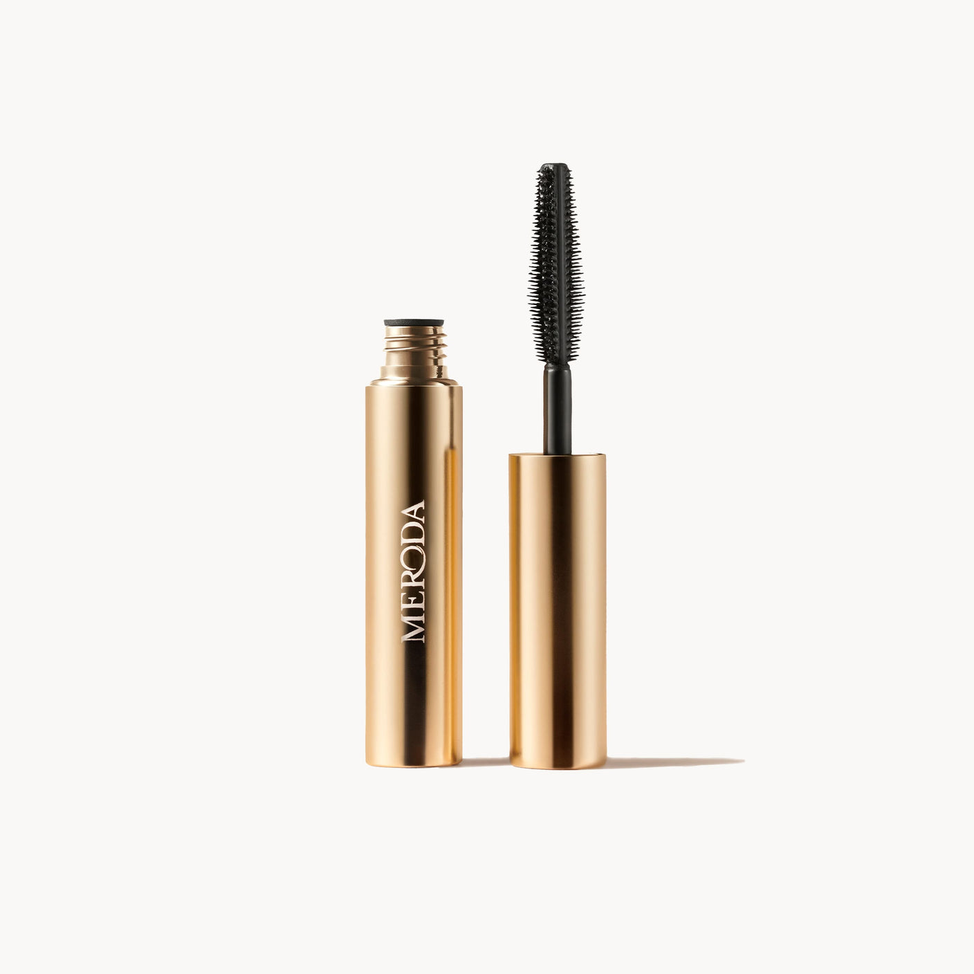 Gilded Lashes Mascara Sample 2 ml mit offener goldener Tube und Bürste für Länge und Volumen
