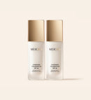 Zwei Flaschen Changing Foundation SPF 30 mit goldenen Kappen nebeneinander auf einem cremefarbenen Hintergrund.