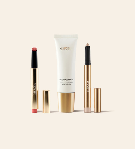 Sunkissed Trio mit Daily Face SPF 40, Hydrating Lip Tint und Eye Perfecting Shimmer Stick mit goldenem Finish.