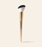 Meroda Cosmetics Vibrant Cheeks Blush Brush mit goldenem Griff und abgeschrägten Borsten vor hellem Hintergrund