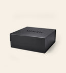Mattschwarze Meroda Geschenkbox mit schwarzem Logo, ideal für elegante Make-up-Präsentationen und Geschenke.