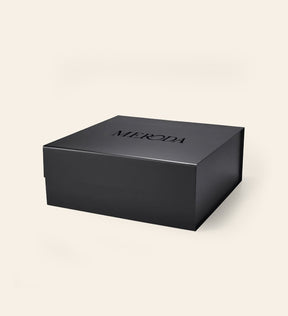 Mattschwarze Meroda Geschenkbox mit schwarzem Logo, ideal für elegante Make-up-Präsentationen und Geschenke.