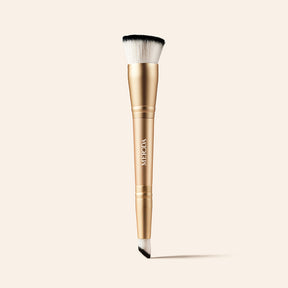 Meroda Cosmetics 2-in-1 Build & Conceal Brush mit goldenem Griff und zweiseitigen Borsten auf hellem Hintergrund
