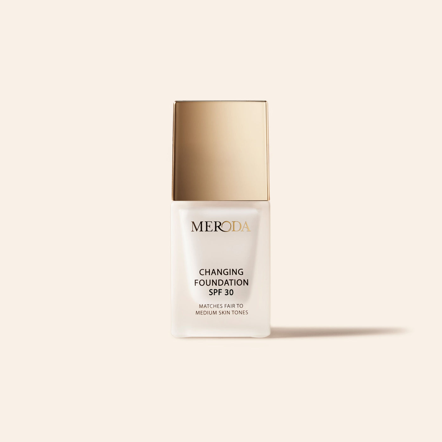 Mini Changing Foundation SPF 30 in einer mattierten Flasche mit Goldkappe für helle bis mittlere Hauttöne.