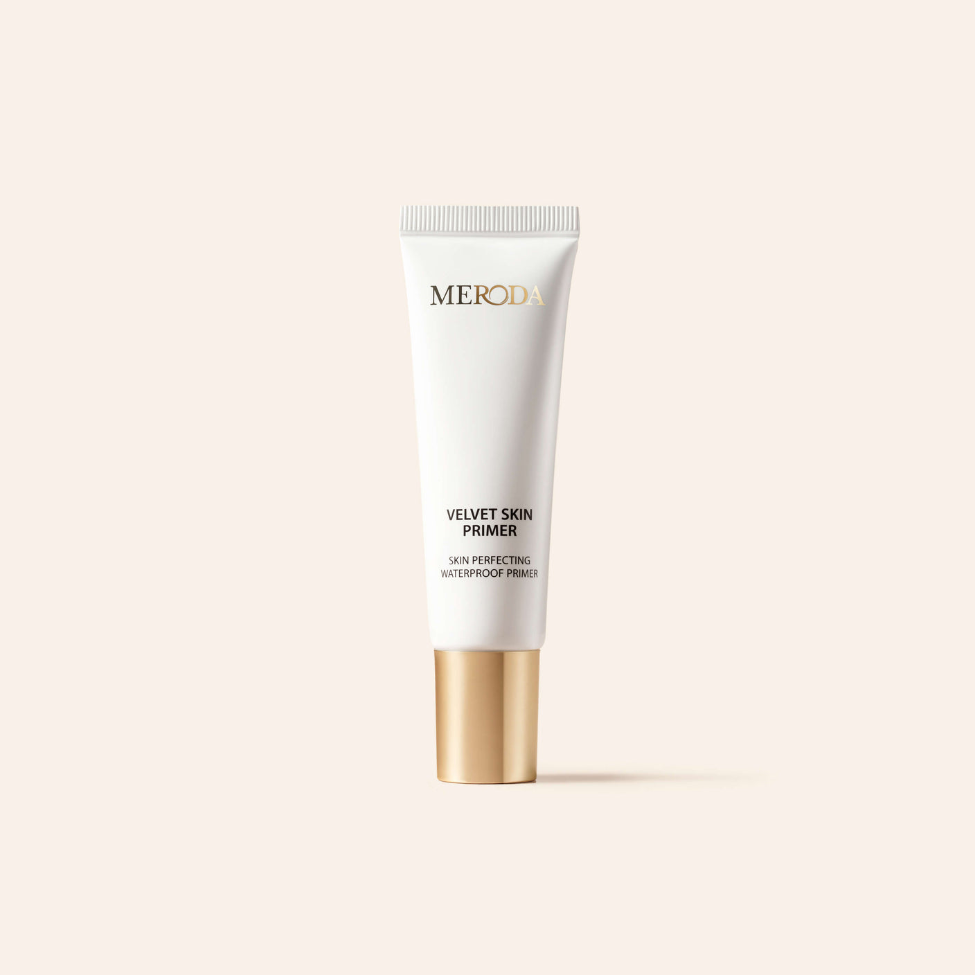 Weiße Mini Primer Tube mit goldener Kappe, eine reisetaugliche Basis, die Poren und feine Linien kaschiert.