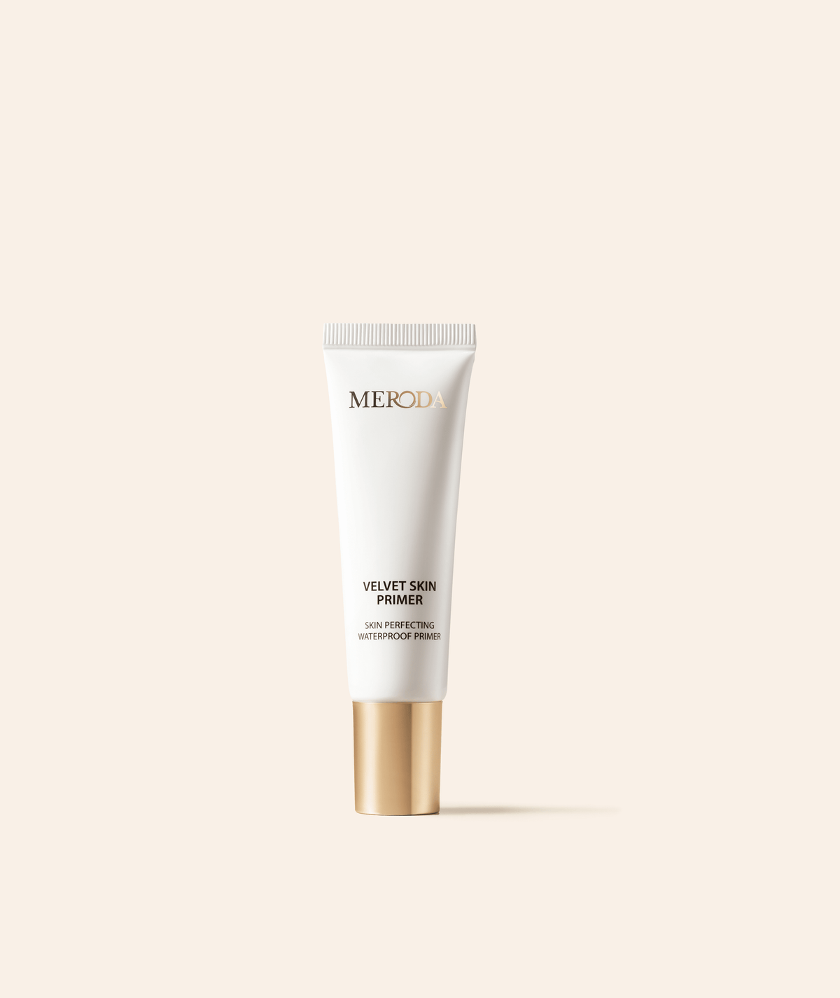 Velvet Skin Primer in weißer Tube mit Goldkappe, eine glättende wasserfeste Basis für einen makellosen Teint.