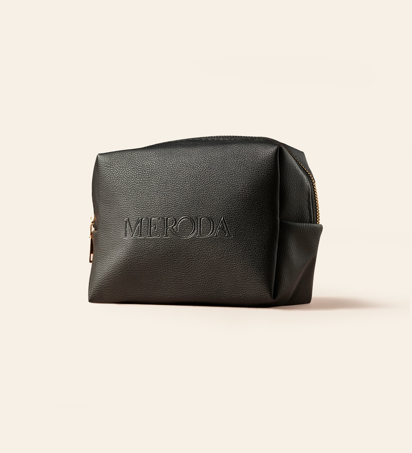 Schwarze Meroda Cosmetics Travel Bag aus genarbtem Material mit geprägtem Logo.