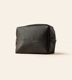 Schwarze Meroda Cosmetics Travel Bag aus genarbtem Material mit geprägtem Logo.