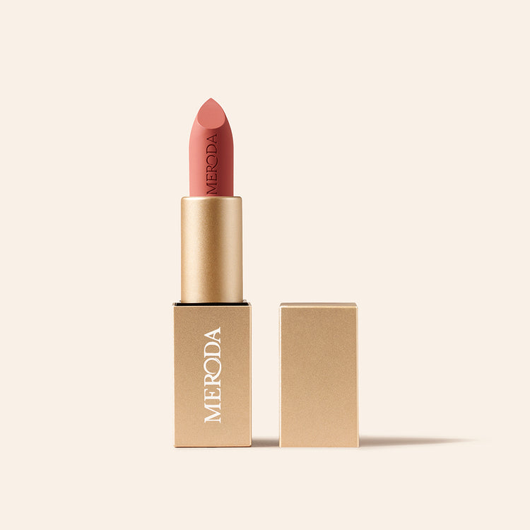 Velvet Dream Lipstick in Pink Peony mit luxuriöser mattgoldener Hülse und gravierter Spitze.