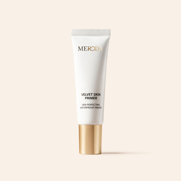 Velvet Skin Primer in eleganter weißer Tube mit Goldkappe für eine glatte, porenverfeinernde Make-up-Basis.