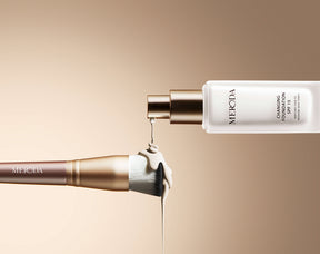 Meroda Changing Foundation SPF 15 wird auf den 2-in-1 Build & Conceal Brush gegossen