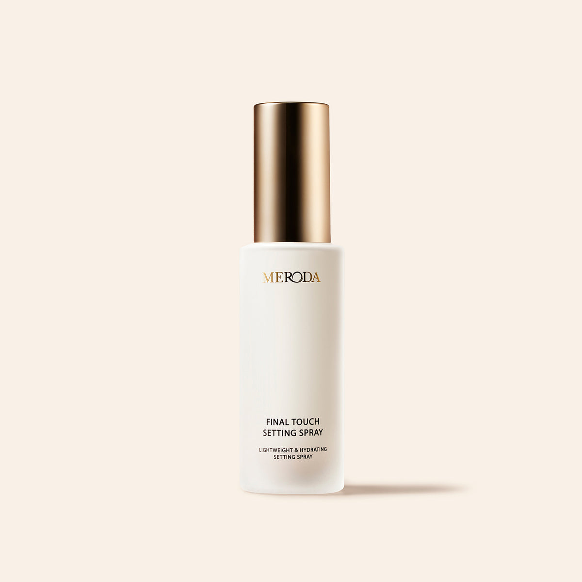 Meroda Mini Final Touch Setting Spray in weißer Flasche mit Goldkappe für ein leichtes, feuchtigkeitsspendendes Finish.