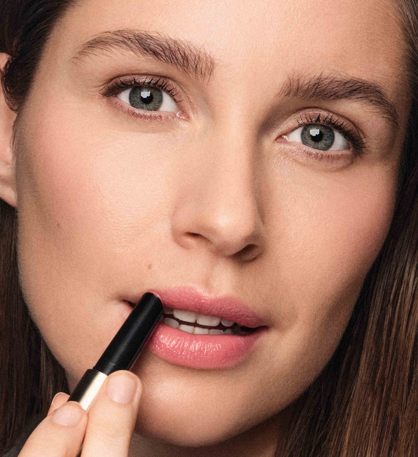 Meroda Hydrating Lip Tint in Peachy Rose Anwendung für ein natürlich glänzendes Finish