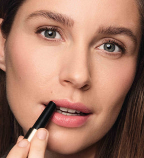 Meroda Hydrating Lip Tint in Peachy Rose Anwendung für ein natürlich glänzendes Finish
