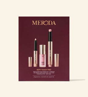 Soft Touch Trio Make-up-Set mit Eye Shimmer Stick, Liquid Blush und Lip Tint vor burgunderrotem Hintergrund.