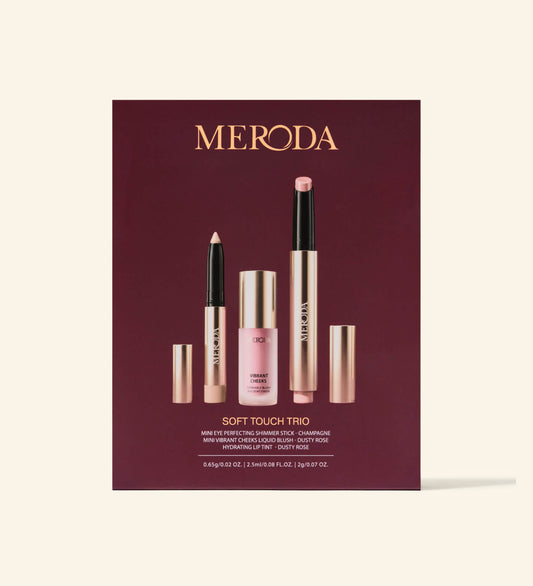 Soft Touch Trio Make-up-Set mit Eye Shimmer Stick, Liquid Blush und Lip Tint vor burgunderrotem Hintergrund.