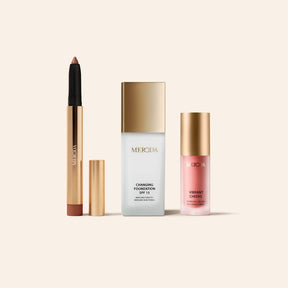 The No-Makeup Makeup Kit mit Changing Foundation, Eye Perfecting Shimmer Stick und Vibrant Cheeks Liquid Blush auf hellem Hintergrund