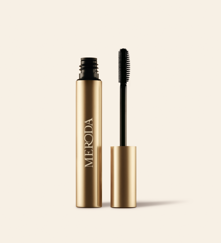 Meroda Cosmetics The Precision Brow Gel geöffnete goldene Tube mit Silikonbürste auf hellem Hintergrund