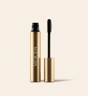 Meroda Cosmetics The Precision Brow Gel geöffnete goldene Tube mit Silikonbürste auf hellem Hintergrund