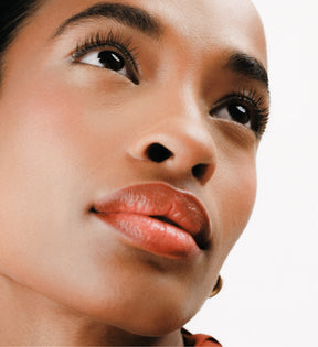 The Key Essentials Look am Model mit Changing Foundation für ebenmäßige Haut und verlängerter Gilded Lashes Mascara.