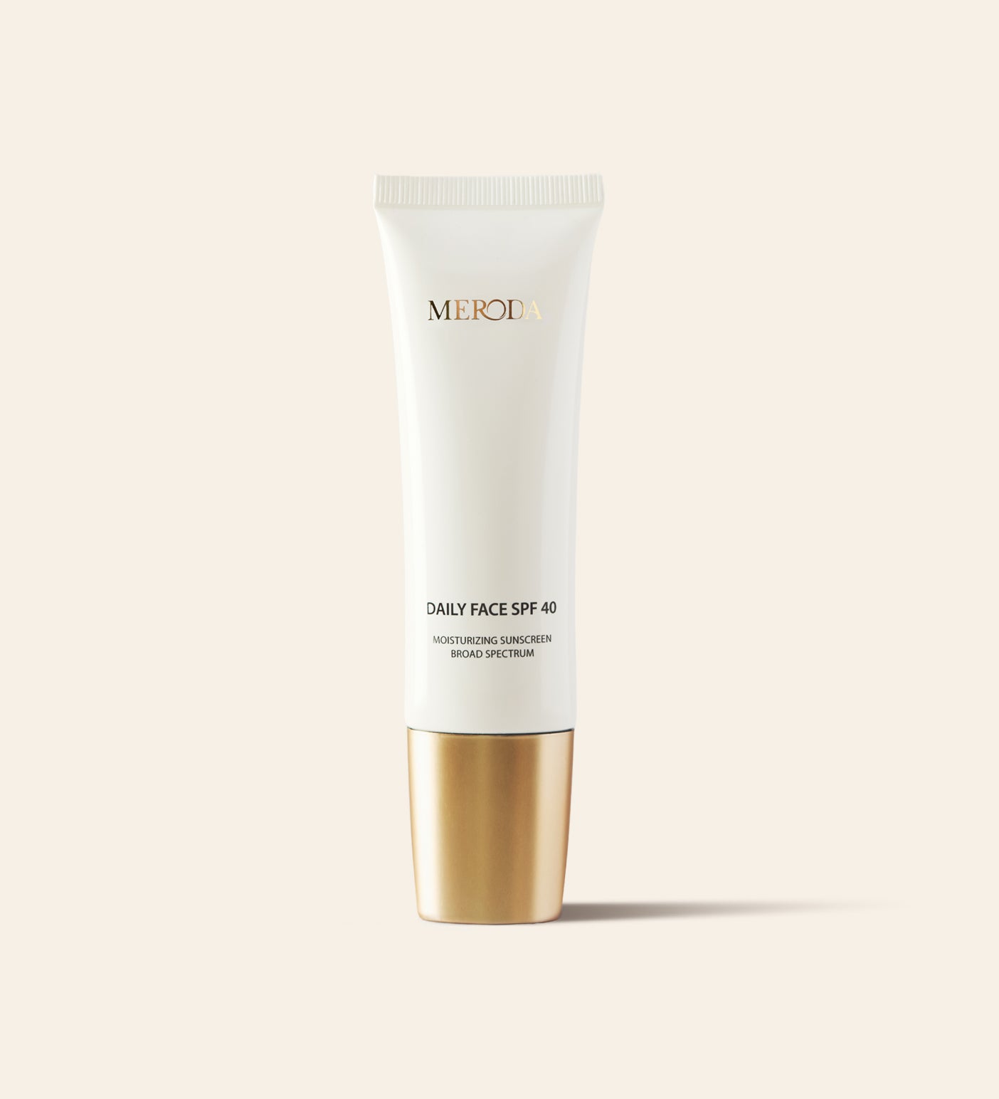 Daily Face SPF 40 feuchtigkeitsspendender Sonnenschutz in einer eleganten weißen Tube mit goldener Metallkappe.