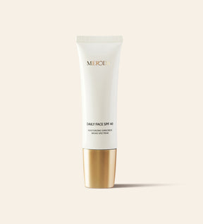 Daily Face SPF 40 feuchtigkeitsspendender Sonnenschutz in einer eleganten weißen Tube mit goldener Metallkappe.