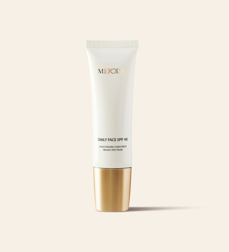 Daily Face SPF 40 feuchtigkeitsspendender Sonnenschutz in einer eleganten weißen Tube mit goldener Metallkappe.