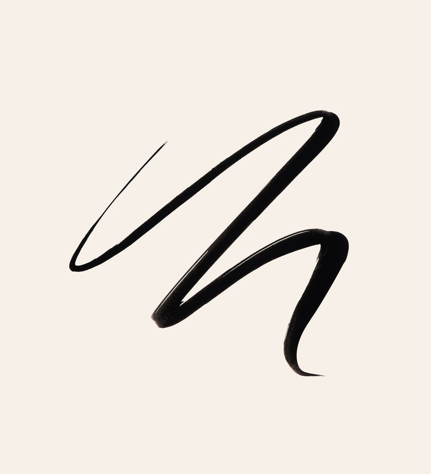 It's All About The Wing Liquid Waterproof Eyeliner Swatch in intensivem Schwarz zeigt einen glatten, präzisen Strich.