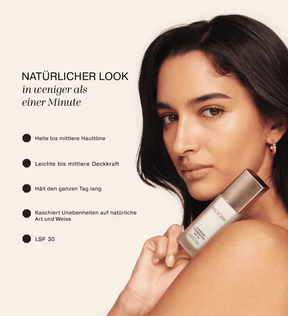 Model hält Changing Foundation aus dem All-in-One Bundle und hebt Vorteile für helle bis mittlere Hauttöne, natürlichen Look und LSF 30 hervor