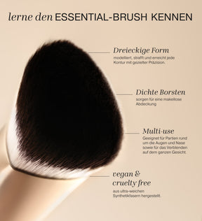 The Essential Brush mit dreieckiger Form, dichten Borsten, Multi-use-Anwendung und veganem, tierversuchsfreiem Design