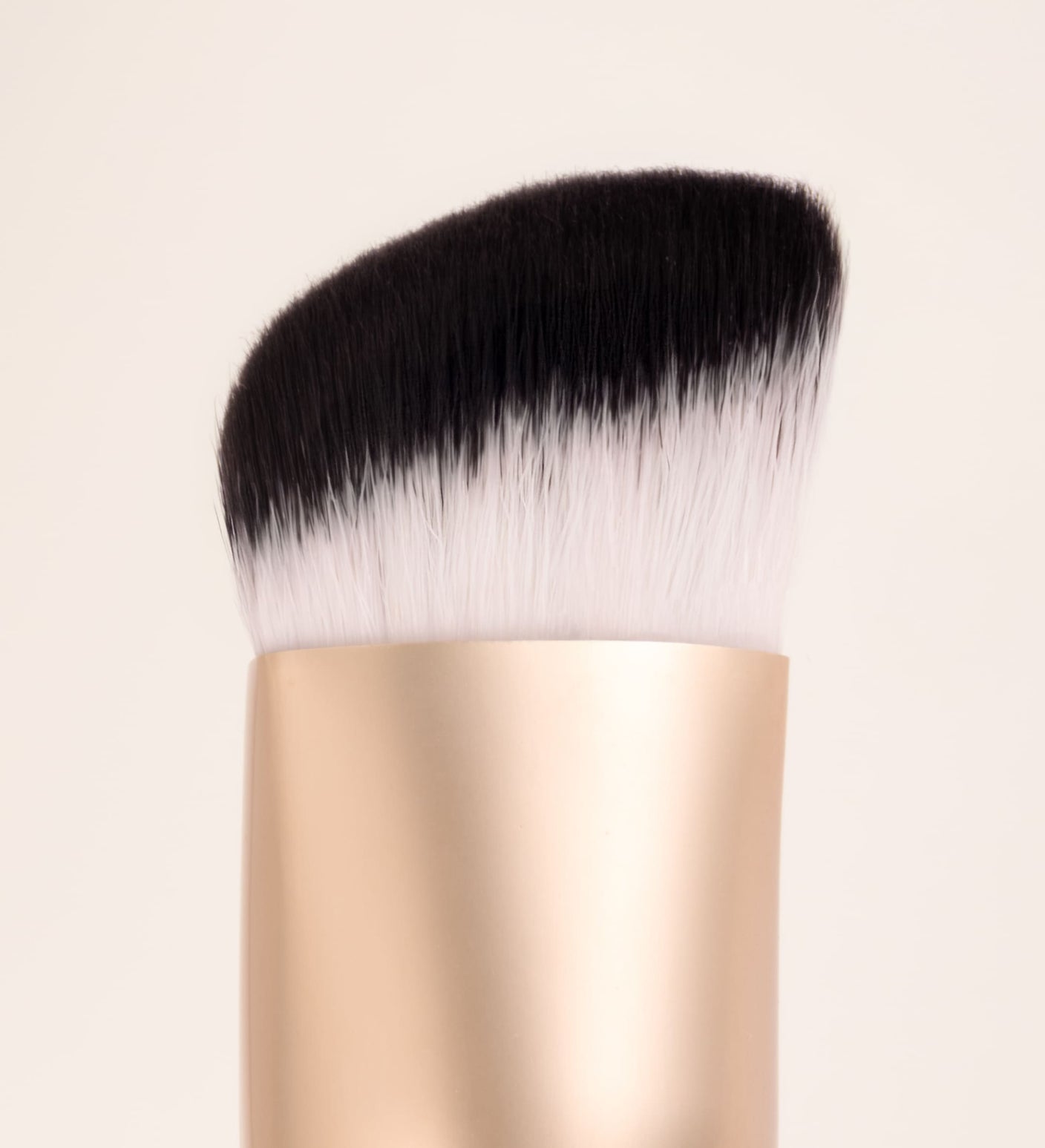The Essential Brush Nahaufnahme mit dichten synthetischen Borsten für nahtloses Verblenden
