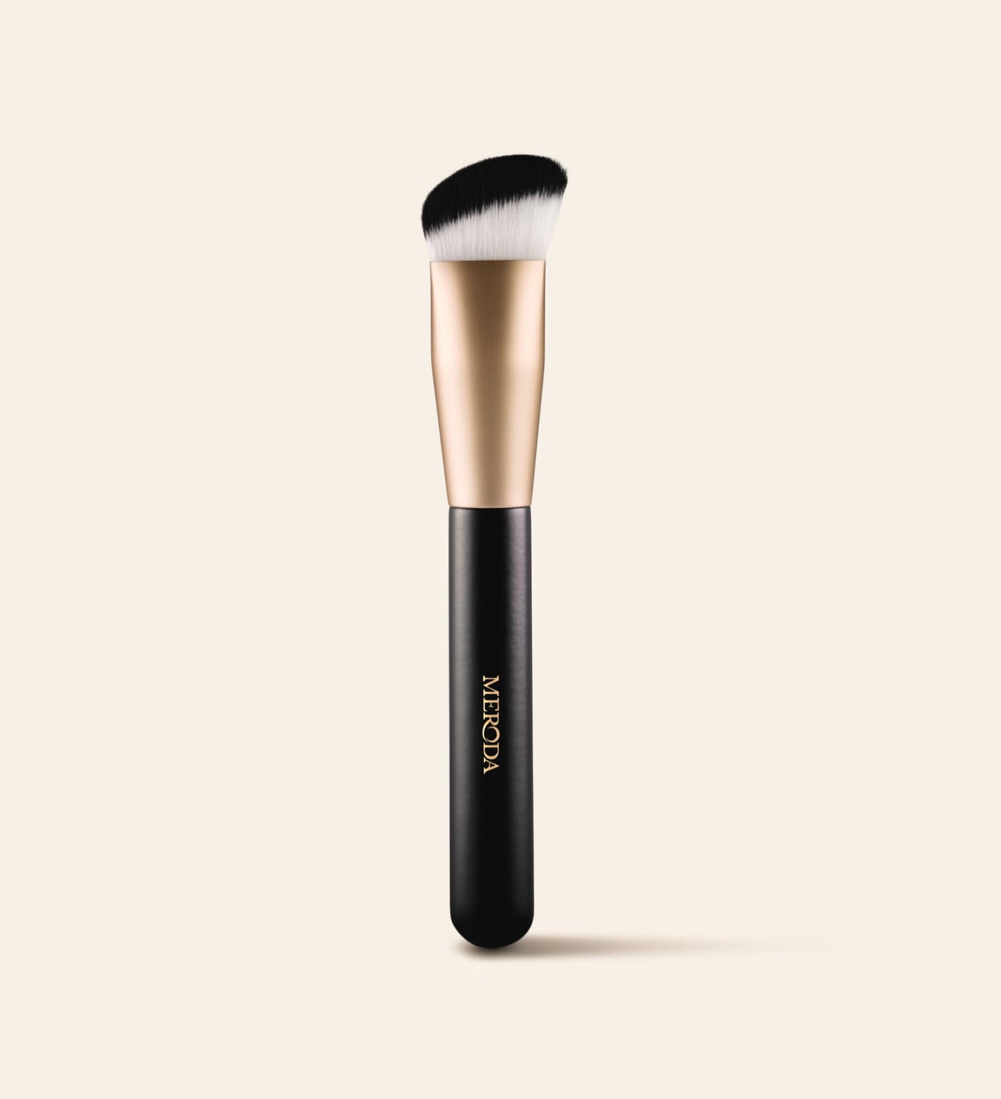 Meroda Cosmetics The Essential Brush mit dreieckigen Borsten für präzises Auftragen auf hellem Hintergrund