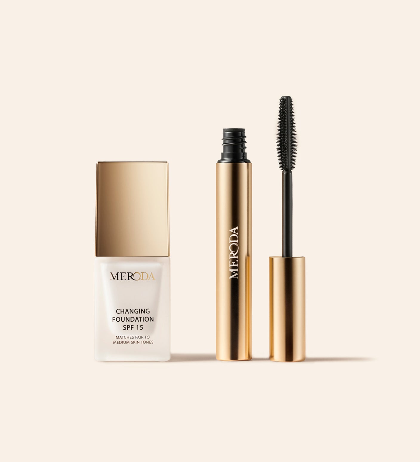 The Key Essentials Mini mit Changing Foundation SPF 15 und Gilded Lashes Mascara vor hellem Hintergrund
