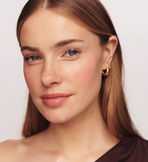 Blush Discovery Trio für einen sanften, gesunden Glow und natürliche Frische auf den Wangen des Models