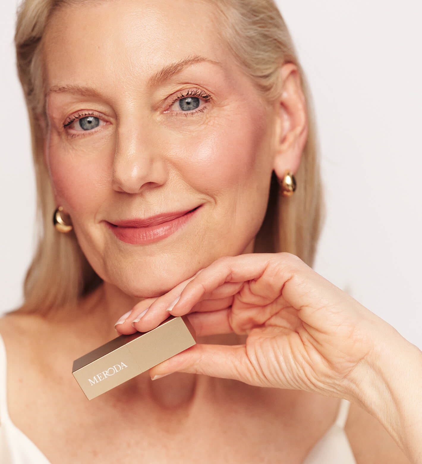 Velvet Dream Lipstick in Perfect Nude aus dem The Valentines Bundle am Model für ein natürliches, strahlendes Finish.