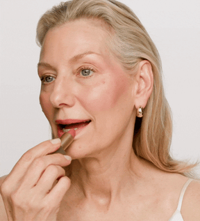 Meroda Cosmetics Velvet Dream Lipstick - Perfect Nude Anwendung, die ein luxuriöses, mattes Finish zeigt