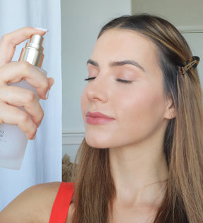 Frau trägt Meroda Cosmetics Final Touch Setting Spray für ein langanhaltendes, feuchtigkeitsspendendes Finish auf