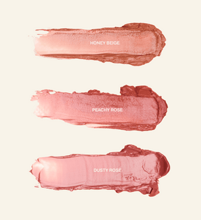 Mini Lip Tint Trio Textur-Swatches in Honey Beige, Peachy Rose und Dusty Rose für einen glänzenden Look.